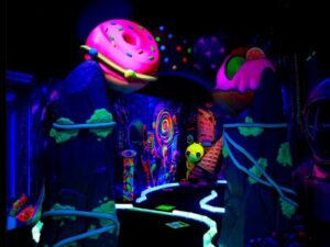 Forfait 2 adultes pour une partie de mini-golf fluo chez Explozone de Saint-Georges