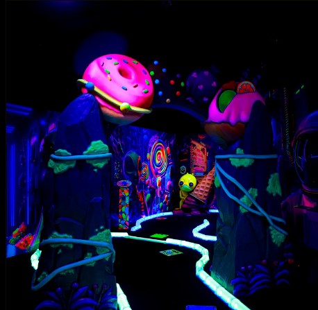 Une partie de mini-golf fluo chez Explozone